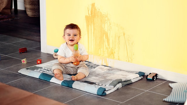 Zmywanie plamy ze ściany
