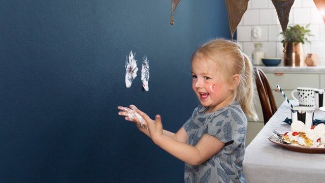 Zmywanie plamy ze ściany
