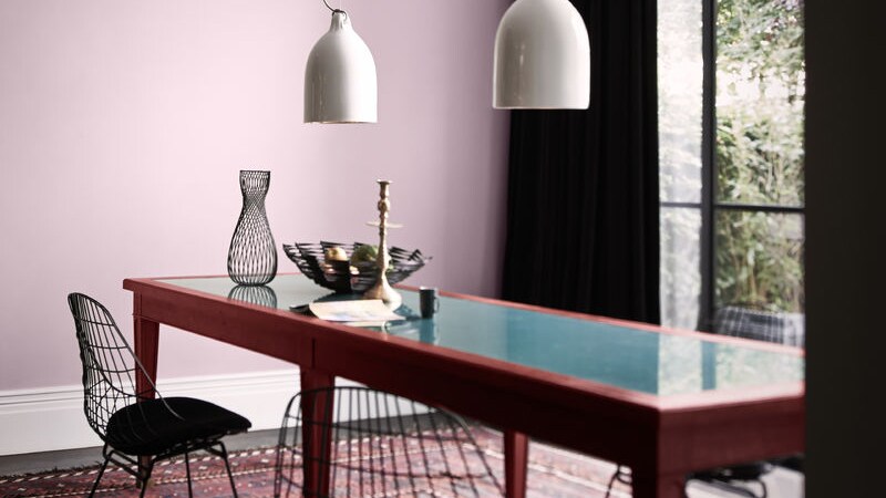 Nieskomplikowane formy i funkcjonalne sprzęty będą dobrze się czuły w towarzystwie wyważonych kolorów