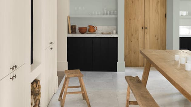 Ma być swobodnie, komfortowo i nienachalnie, więc oprócz zieleni możemy sięgnąć również po wyważone szarości – sami zdecydujmy.