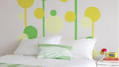 Proste kolorowe wzory szablonów malarskich na ścianie dodają wnętrzu charakteru