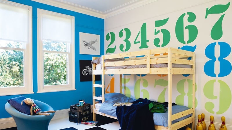 W pokoju dla dziecka najlepiej się sprawdzą szablony malarskie we wzory geometryczne lub cyfry.