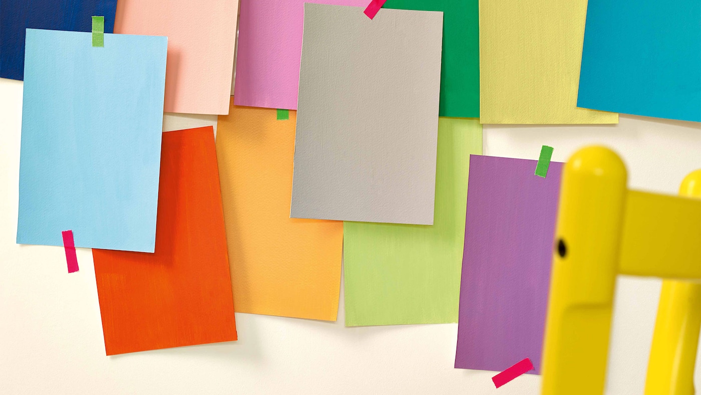 Pomalowane kartki powieśmy w różnych miejscach – przy oknie, przy drzwiach czy podłodze. Dzięki temu sprawdzimy, jak dane barwy prezentują się w zależności od lokalizacji czy pory dnia.