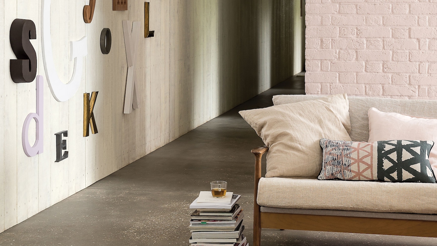 Mocniejszy kolor? Nie tylko na ścianach! Dzięki pomalowaniu sufitu na nietuzinkowy, ale neutralny kolor
uzyskamy zaskakujący efekt (Lody Malaga, Tropikalne słońca).