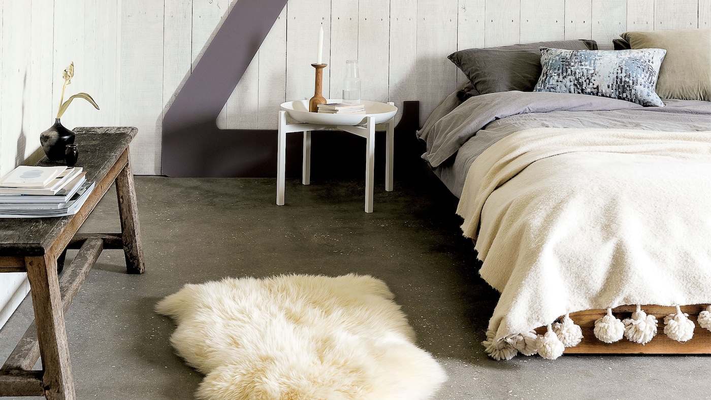 Sypialnia wykończona drewnem? Nie bójmy się sięgnąć po wałek i farbę!