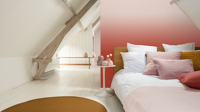 Nowoczesne poddasze w kolorach Dulux Ambiance Ceramic z palety TRENDY IDEAS