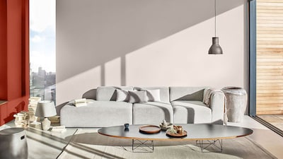 Przytulny salon w kolorach Dulux Ambiance Ceramic z palety TRENDY IDEAS