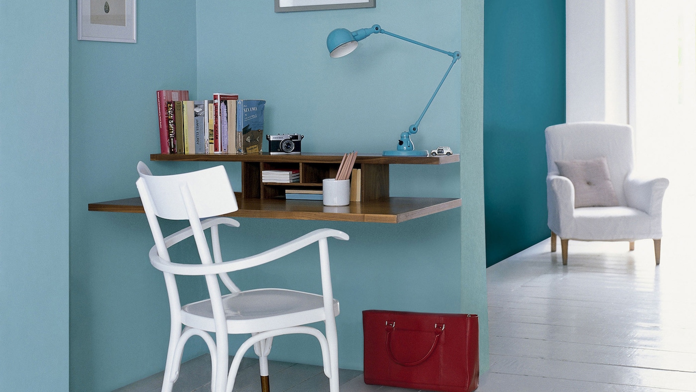 Make working at home a pleasure with a dedicated study area decorated in beautiful shades of blue.