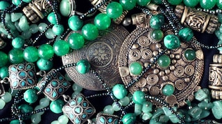 Add Elegance to Your Home with the Richness of Emerald Green