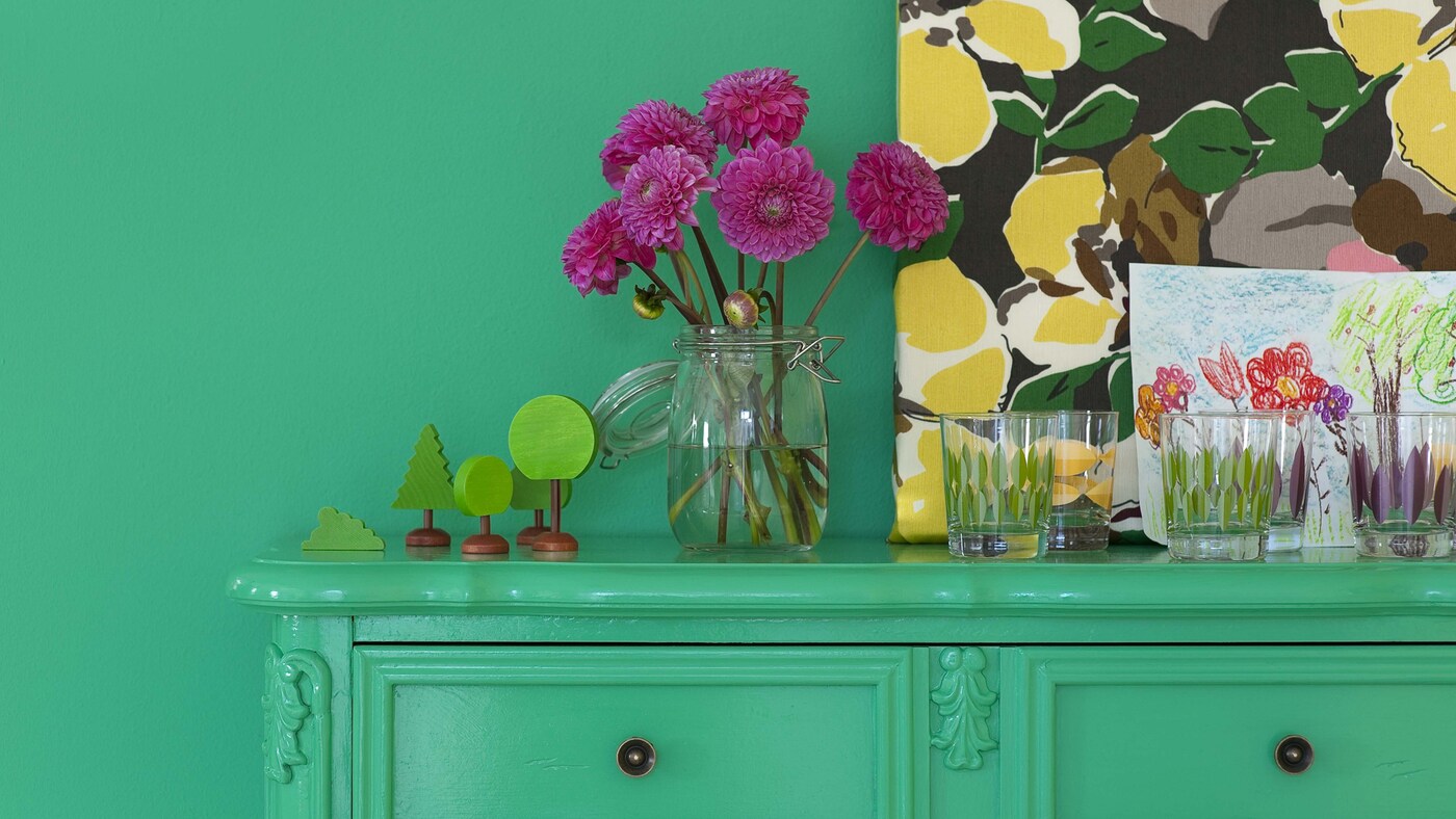 Green strikes the perfect balance between being vibrant and restful; paint your walls in zesty hues for a bit of extra get-up-and-go in the morning
