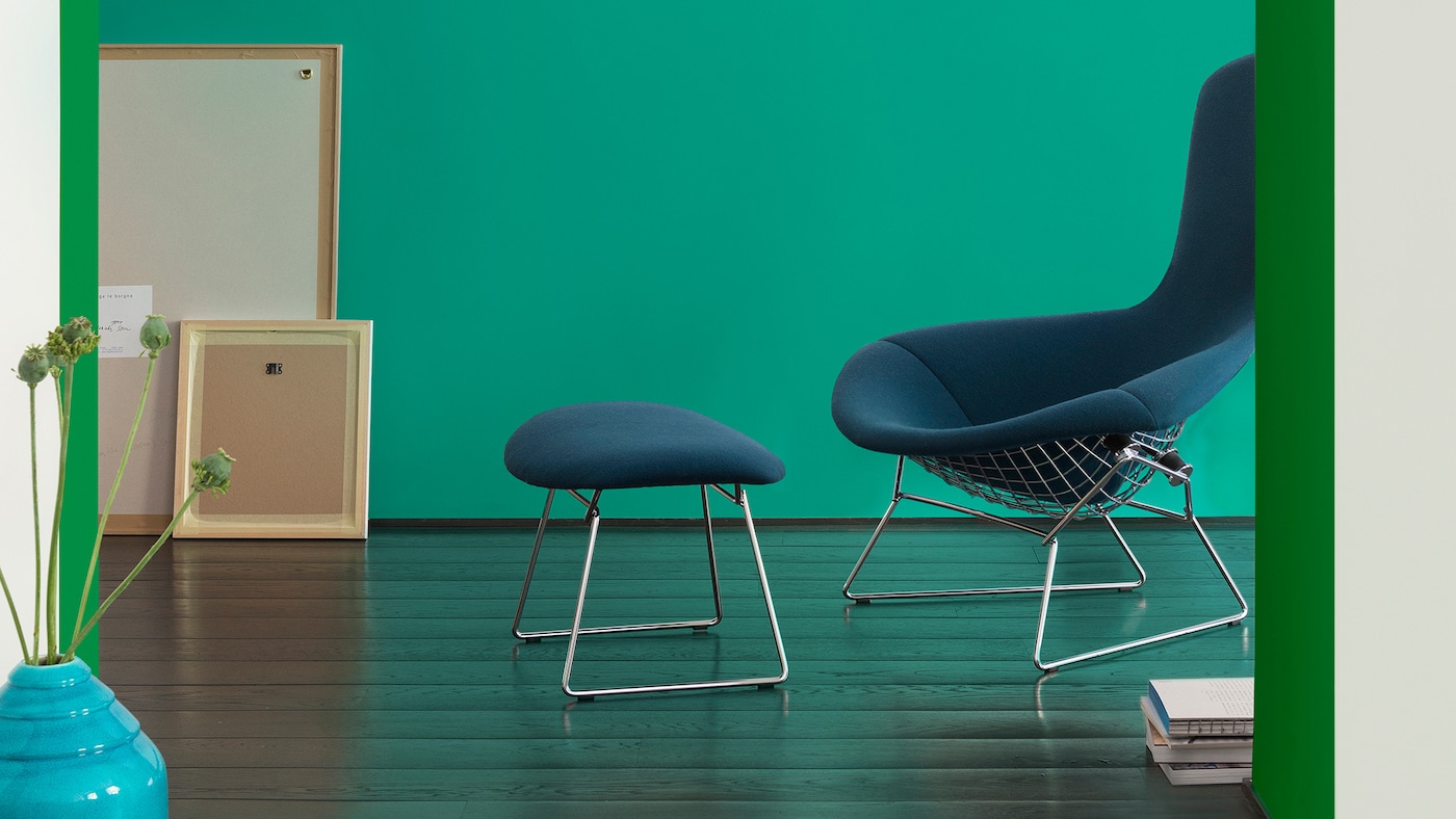 Frame your view from one room to another with a striking combination of greens – fashionable teal and vibrant grass green. 