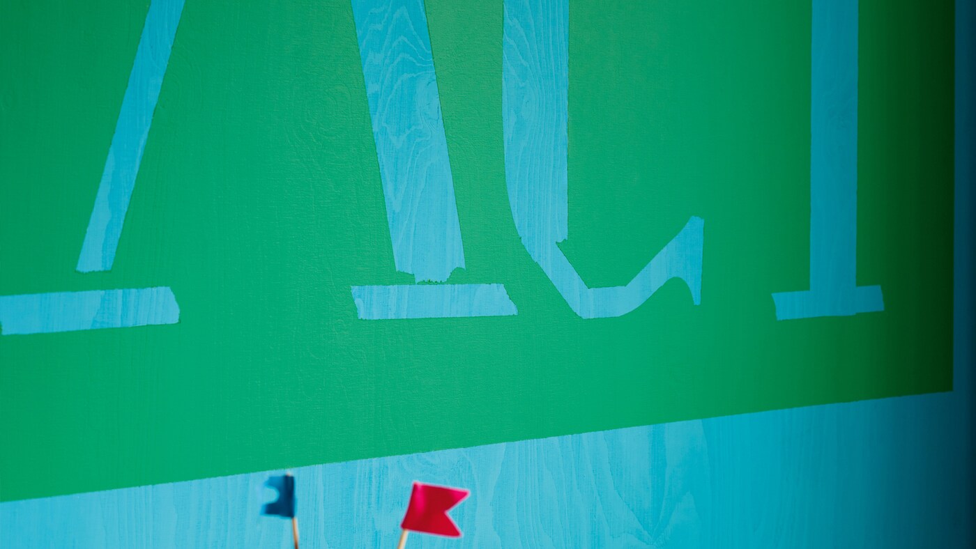 ไม่ว่าจะเป็นการใช้ลายขอบตกแต่งหรือภาพกราฟิกสวยๆ การตกแต่งผนังด้วยลายฉลุก็นับเป็นเทคนิคที่ดีในการเพิ่มความน่าสนใจให้กับห้องของคุณ