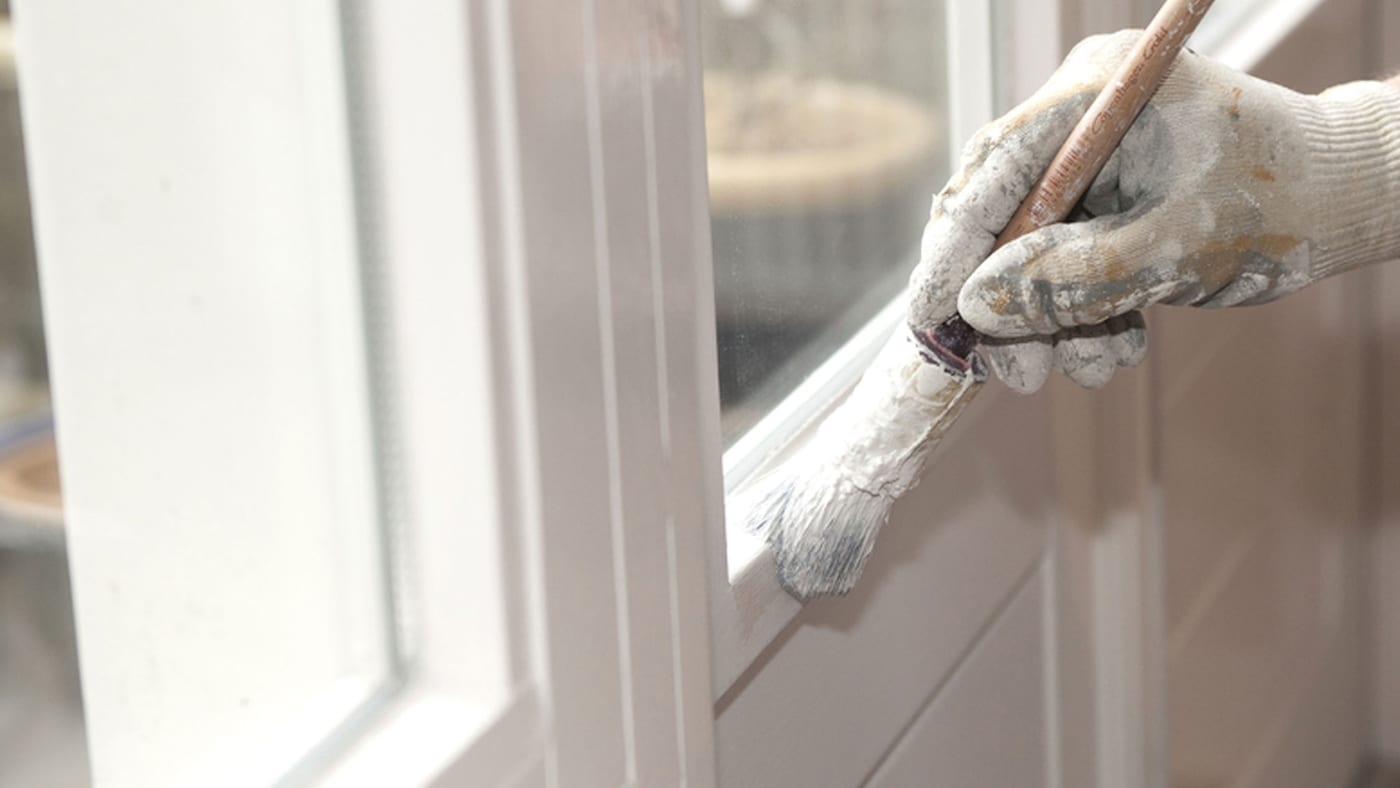 หากคุณต้องการจะทาสีกรอบหน้าต่างใหม่ เรามีคำแนะนำแต่ละขั้นตอนเพื่อสร้างสรรค์หน้าต่างที่สวยแบบมืออาชีพ