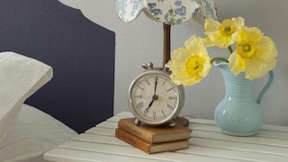 Add drama to pale walls with paint effects