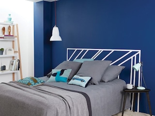 Beginner's guide to decorating with dark blue walls 