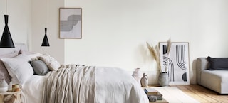 Create a calm and peaceful bedroom with Simply Refresh’s One Coat colours. 