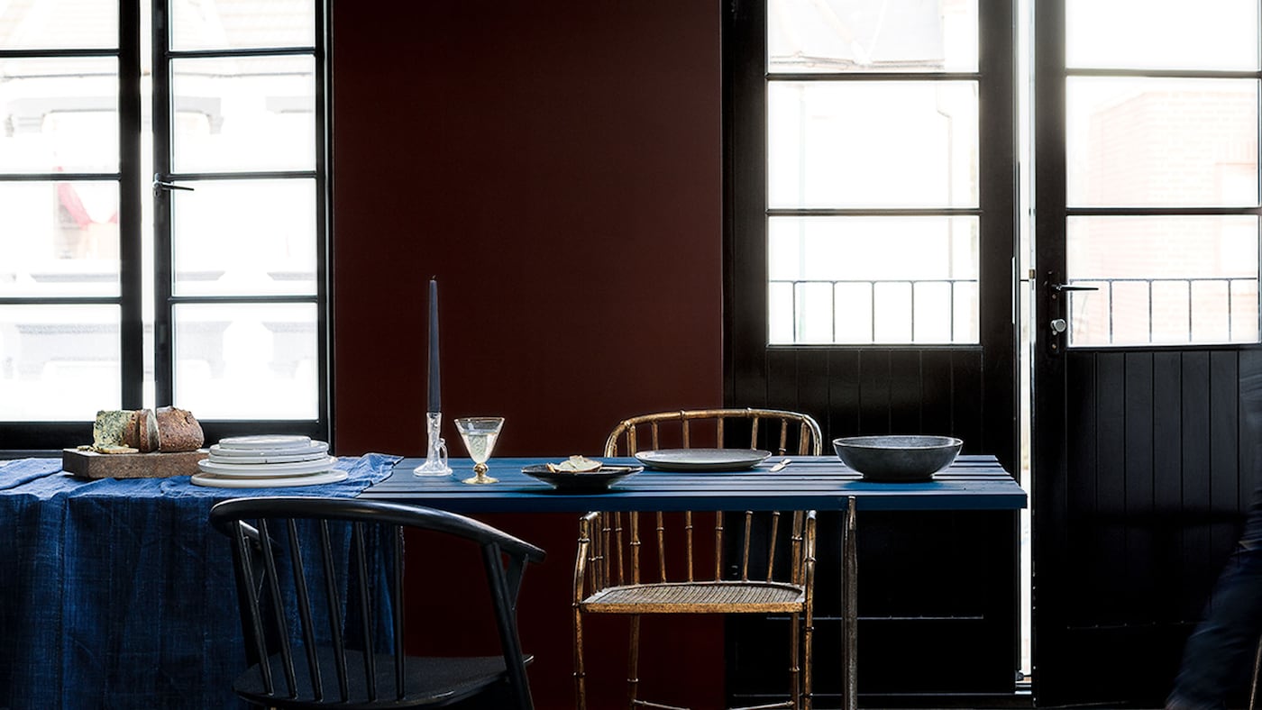 Bức tường màu nâu nổi bật trong phòng ăn