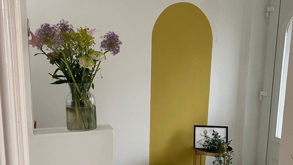 Feature wall arch in the entrance hall with Simply Refresh Golden Sands