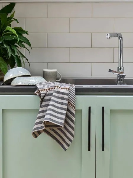 willow tree kitchen kabinet close up