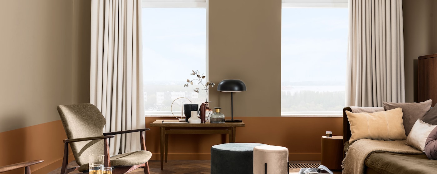 Woonkamer met lage gesplitste beige/terracotta muur