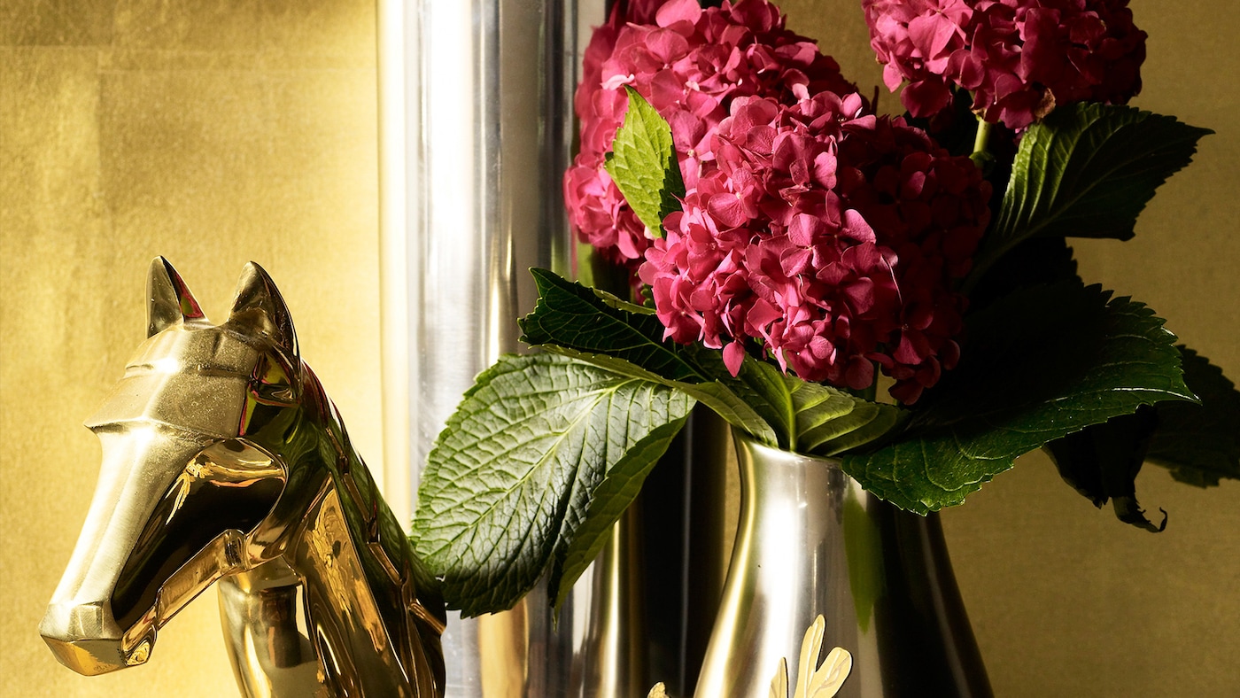 Tạo nên một bức thông điệp cho phòng khách của bạn với cách phối màu vàng tráng lệ.