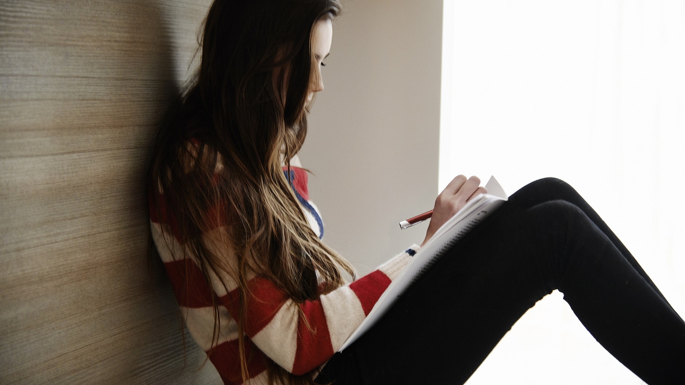 Bạn có thể không có mặt ở nhà khi nhà thiết kế nội thất đang làm việc, do đó hãy chắc chắn rằng bạn đưa họ một danh sách chi tiết tất cả các công việc cần làm để họ có thể liên tục kiểm tra trong khi đang làm việc.