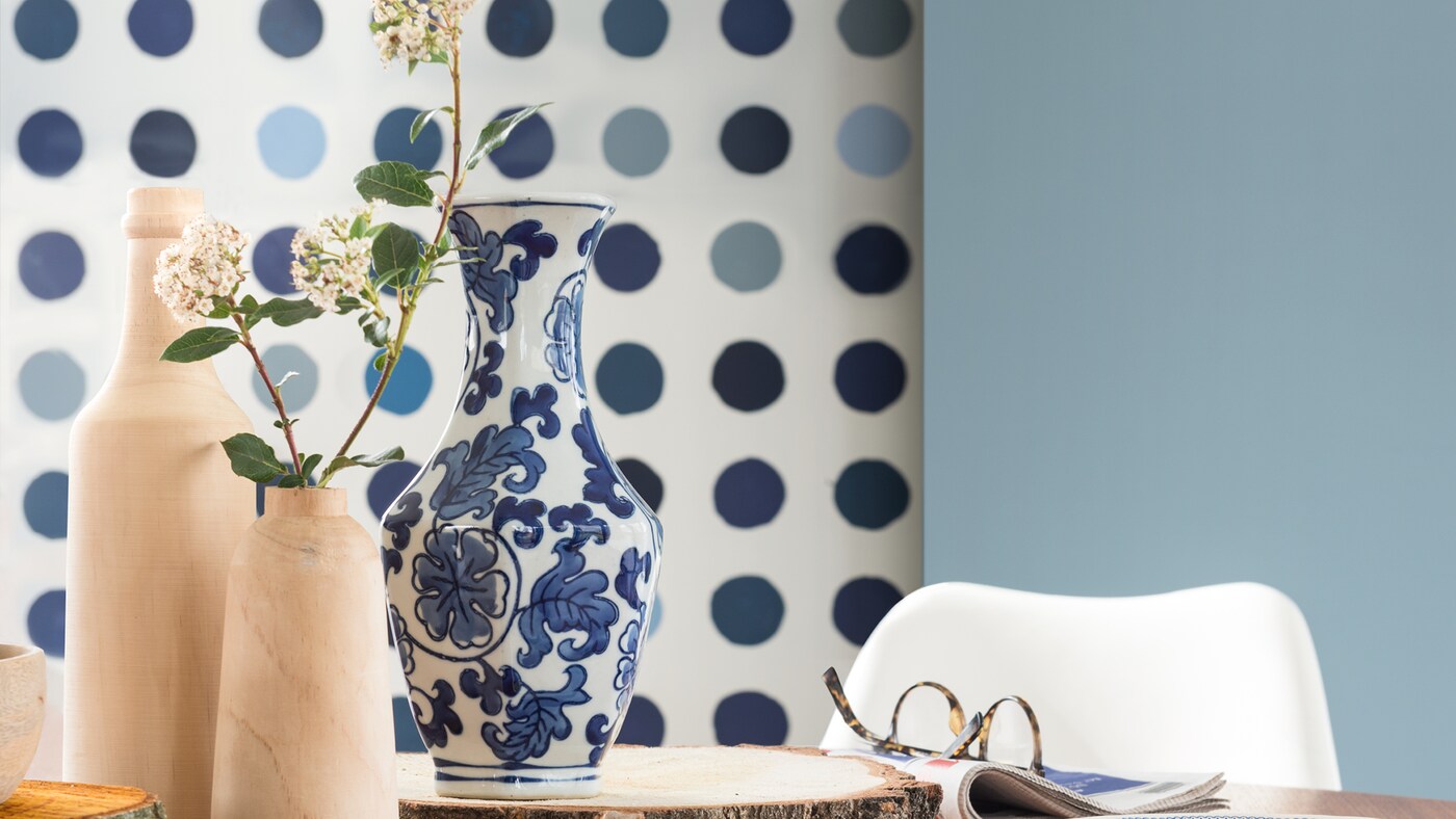 Ma trận chấm tròn của các màu có tông đậm nhạt khác nhau thuộc cùng một bảng màu sẽ giúp tạo nên một mẫu thiết kế năng động.