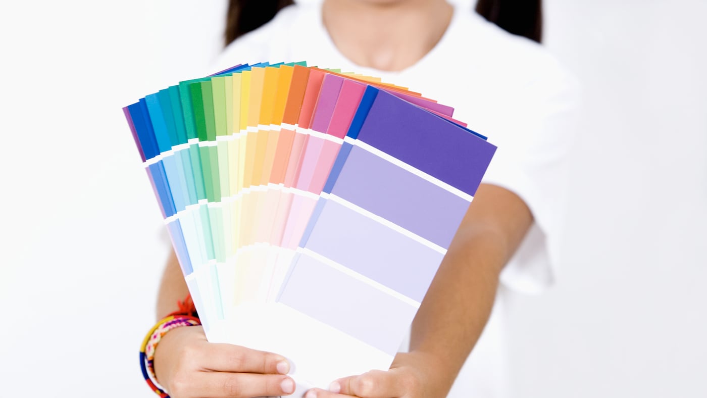 Để trẻ tham gia vào trang trí phòng ngủ mới và giúp chúng cảm thấy ổn định hơn khi bạn chuyển nhà.