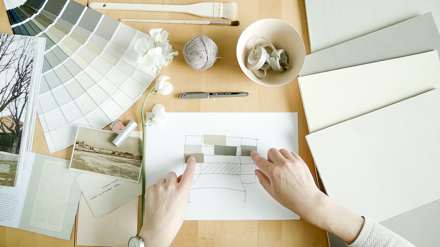 Bạn không cần phải làm tất cả mọi việc cùng lúc khi đang trang trí. Hãy dành thời gian để tìm phương án phối màu phù hợp với bạn.