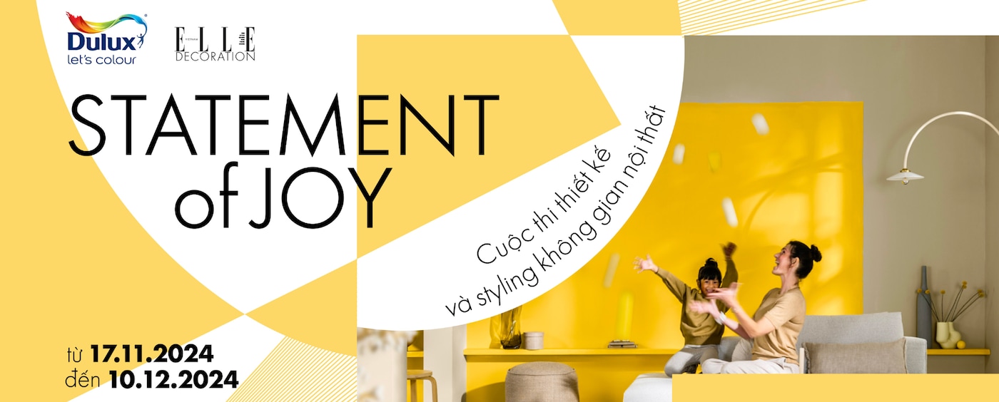 Mẹ và bé đang vui đùa trong không gian được sơn màu vàng 