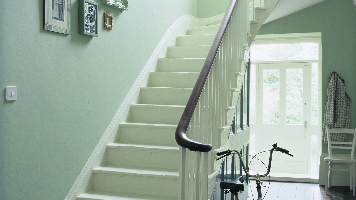 Eternally chic and brilliantly versatile, Eau de Nil is a beautiful blue-green hue that evokes a calm, soothing feel.