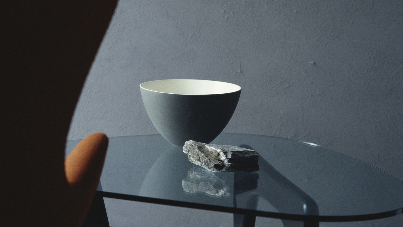 The perfect accent hue, pewter has a metallic shimmer that adds a touch of glamour to any space. 