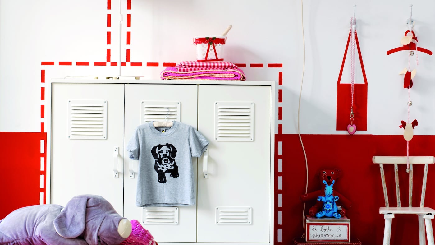 Have fun with vibrant red in a kids’ room + colours and products
