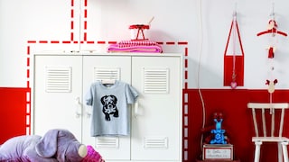 Have fun with vibrant red in a kids’ room