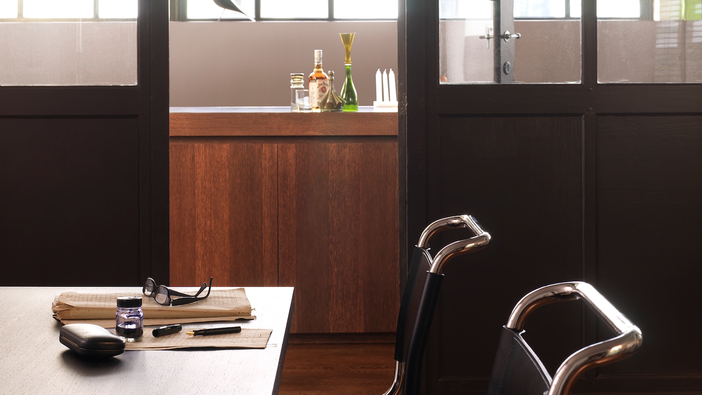 Keep it simple for a masculine home office + colours and products
