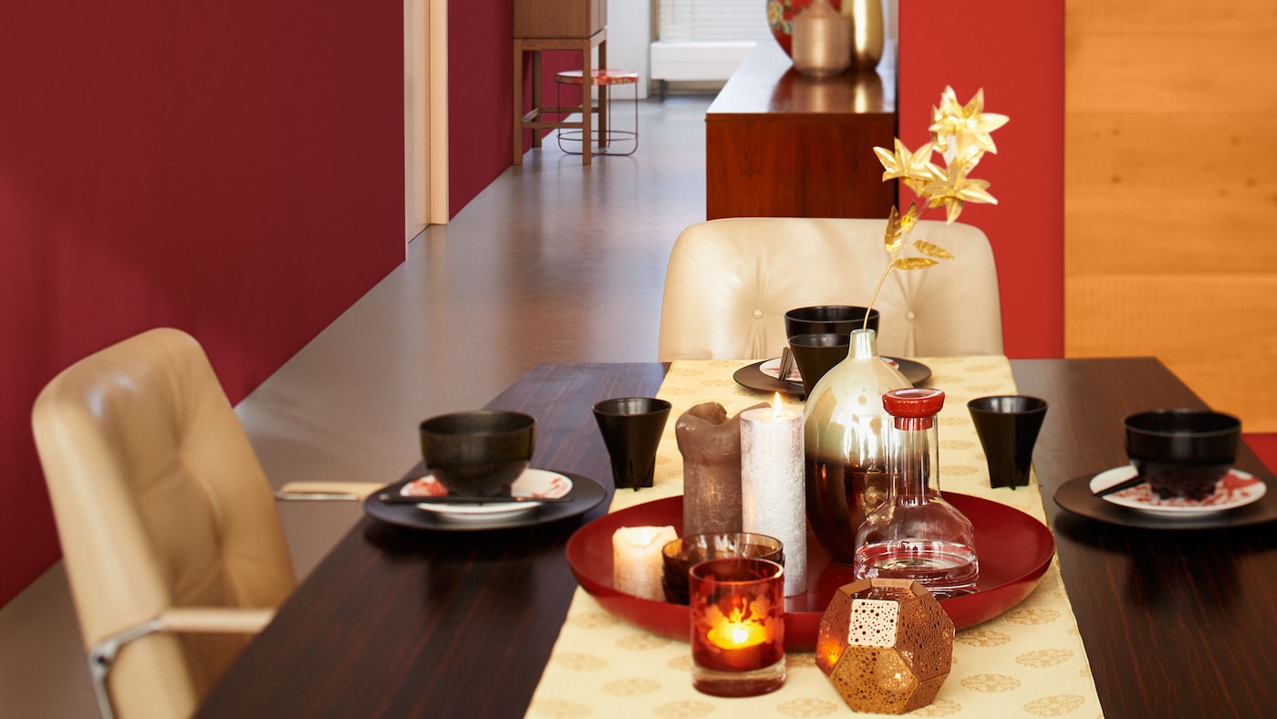 A rich red with both brown and purple shades from the colour wheel, maroon is a colour that evokes comfort and warmth. 
