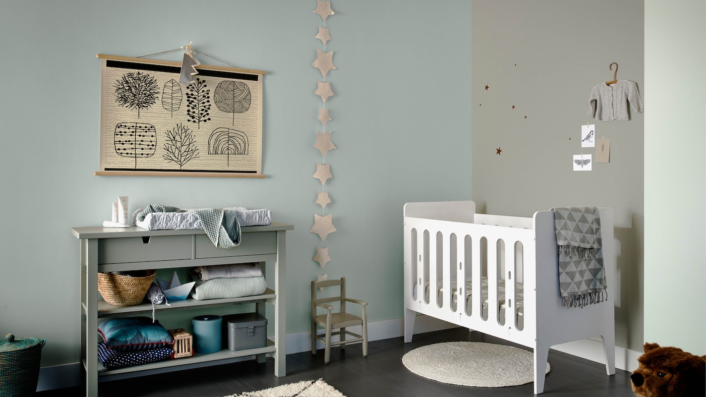 Whether you’re waiting until the birth to discover the sex of your baby, or you’re simply not excited by traditional blue and pink colour schemes, gender-neutral nurseries are an increasingly popular decorating option.