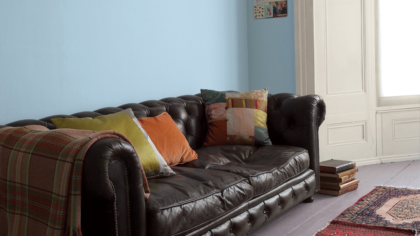 Use bright blue to set off earthy tones+ colours and products
