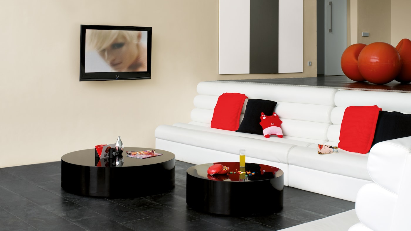 Use contrasts to create interest in a room + colours and products
