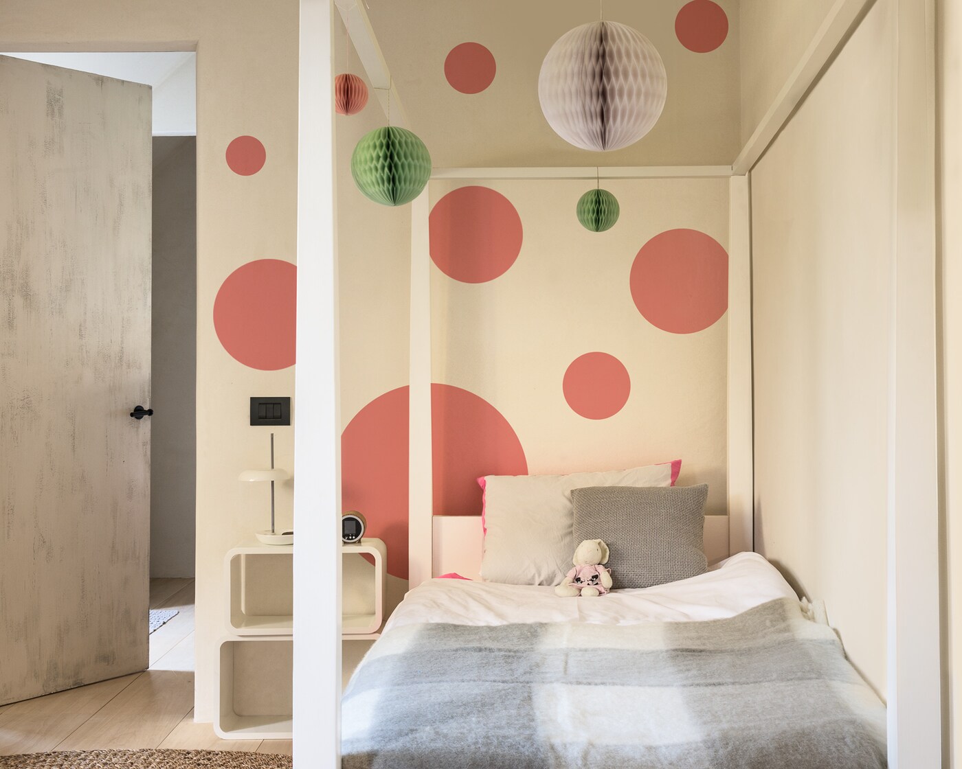 Use circles to create different sized dots in your child’s bedroom
