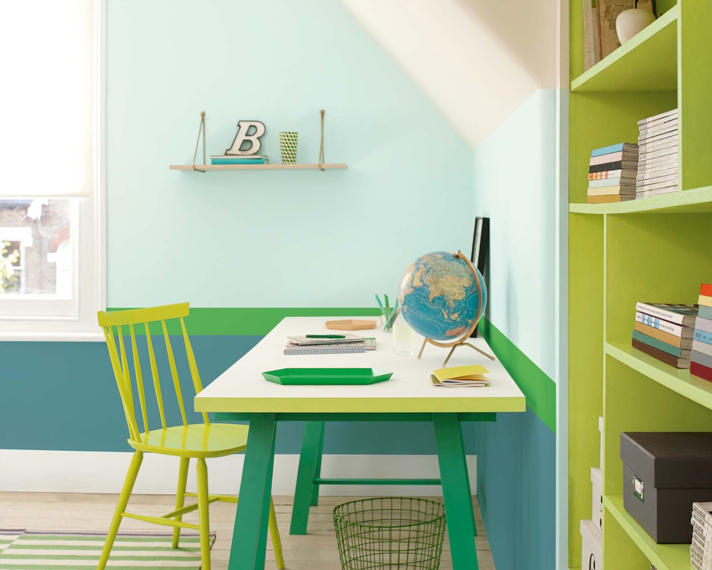 Create a study corner in your child’s bedroom with green stripes