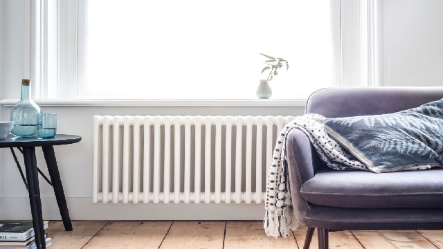 Une peinture blanche pour raviver des murs ternes 