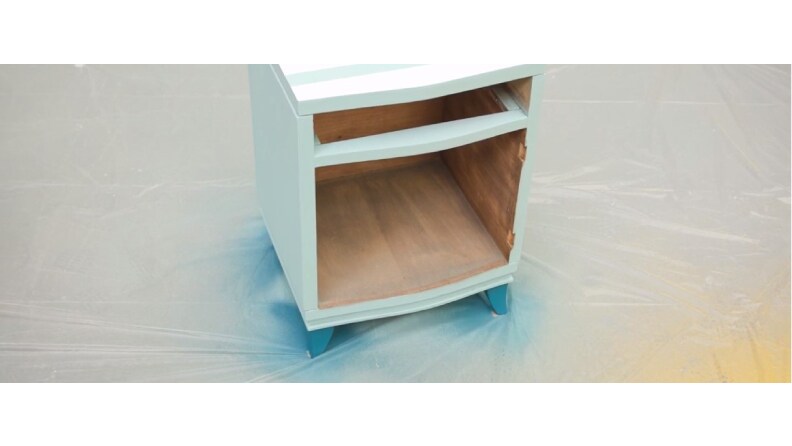 Application d'une couleur sur les pieds du meuble