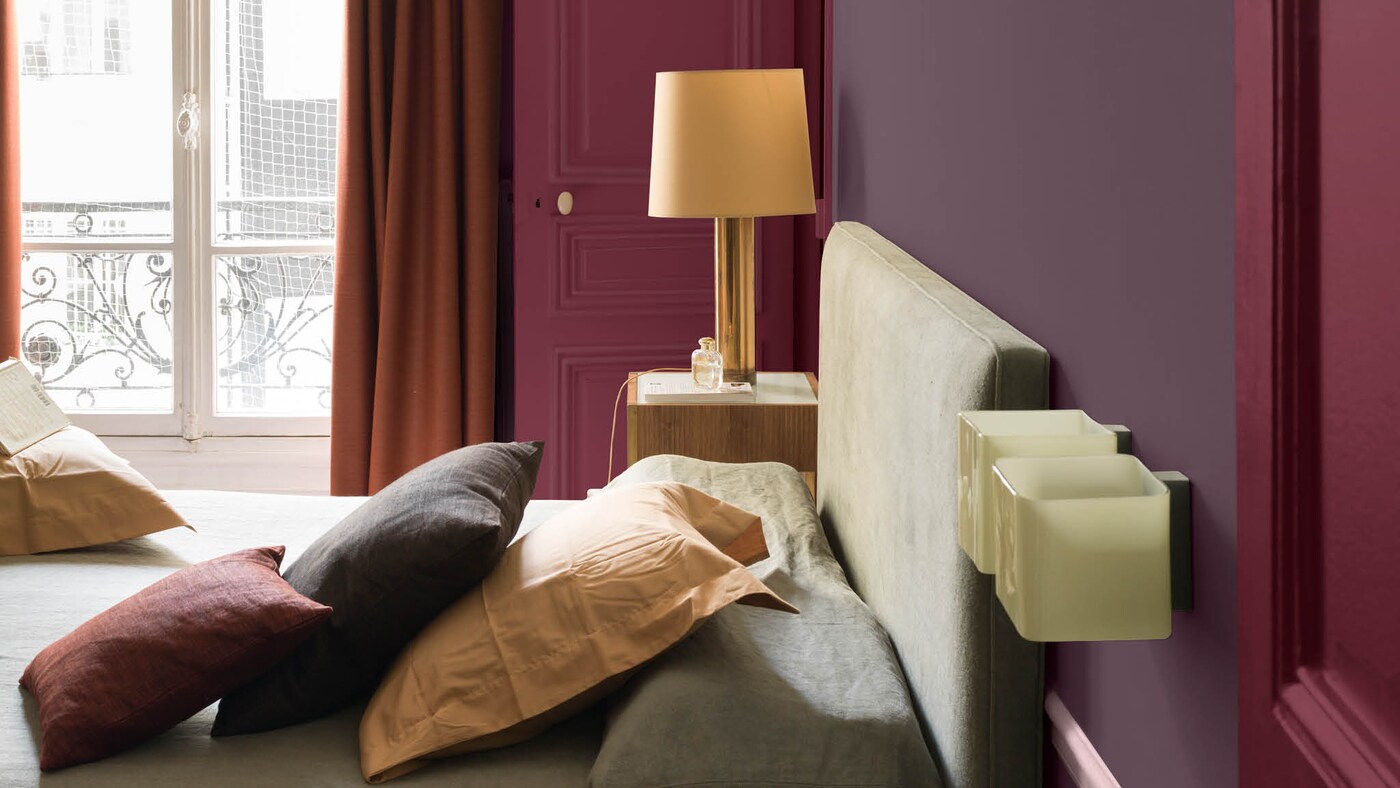 Reproduisez le luxe des boutique-hôtels avec un camaïeu de violets. Sombre et somptueux, le violet peut être difficile à utiliser, mais avec la bonne combinaison de couleurs complémentaires, il peut être incroyablement cosy.