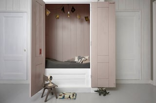 Chambre confortable et feutrée en peinture blanche et teintes douces