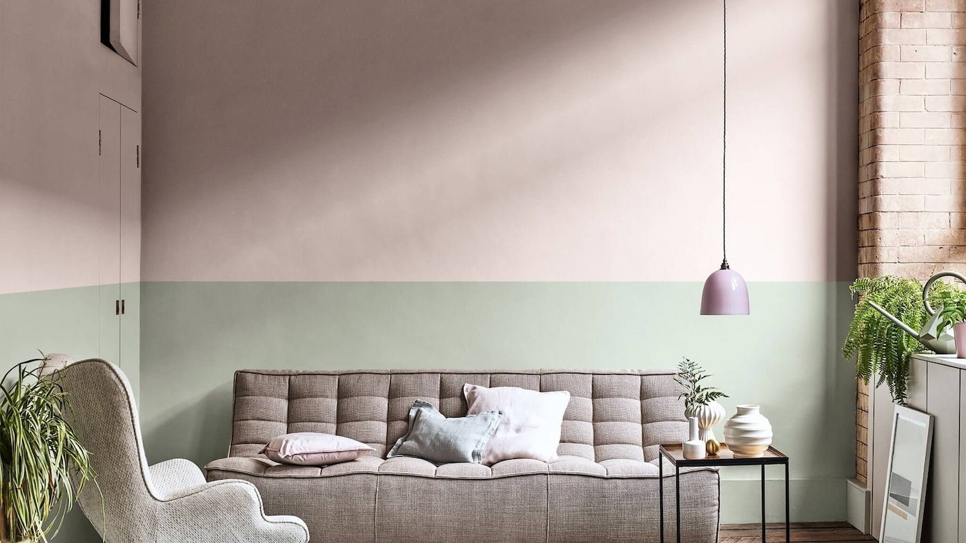 Un salon résolument moderne à l’aide d’un mur de deux couleurs rose et vert