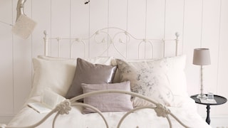 Une chambre pleine de douceur avec une déco blanche