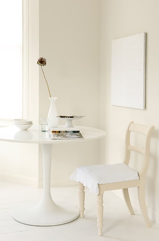 Un salon à la déco classique, douce et moderne