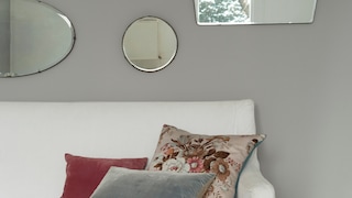 Peinture blanche sur les murs pour un salon romantique plein d’éclat !