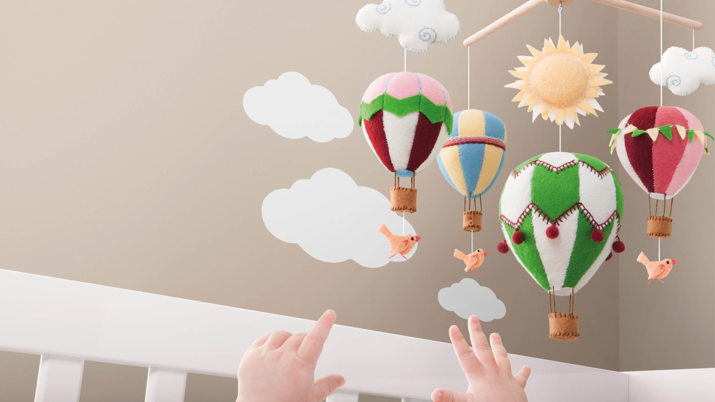 En grandissant, les bébés sont de plus en plus fascinés par les mouvements. Suspendre un mobile au-dessus de leur berceau est un moyen rapide et simple d’attirer leur attention.